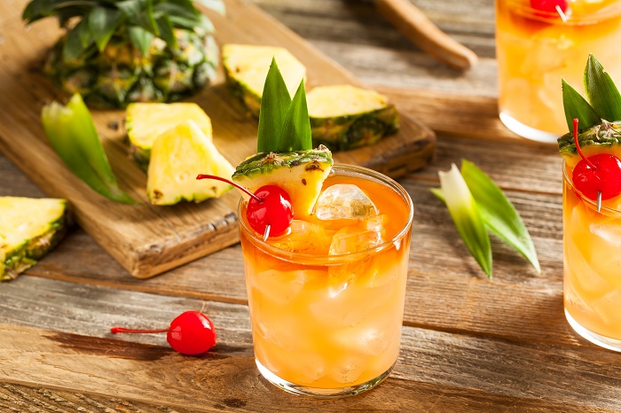 Il Mai Tai è un cocktail alcolico composto da rum, succo di lime, sciroppo di orzata e curaçao. È un cocktail tropicale nato a Tahiti, oggi popolare in tutto il mondo.