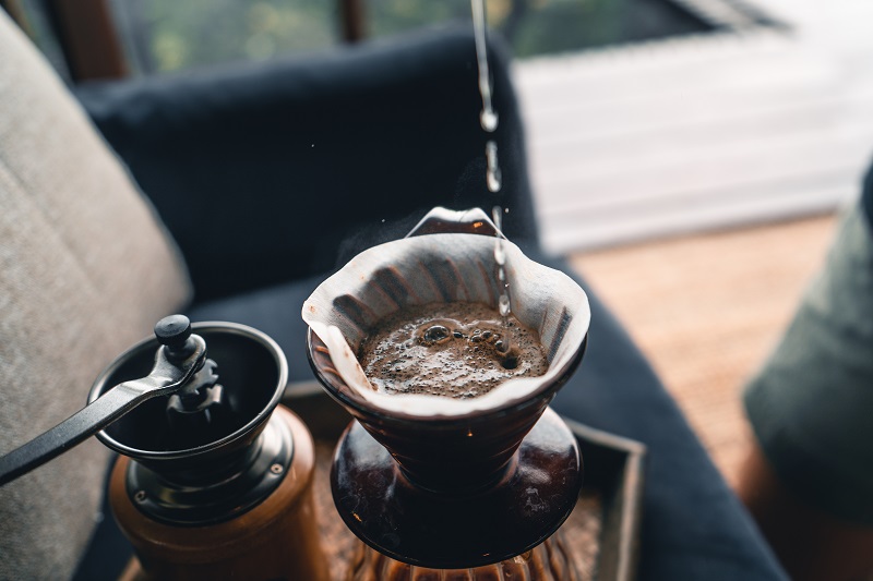 Il caffè filtro è una delle tecniche di estrazione del caffè più diffuse al mondo. Si tratta di una tecnica semplice e versatile, che permette di ottenere un caffè dal sapore ricco e aromatico