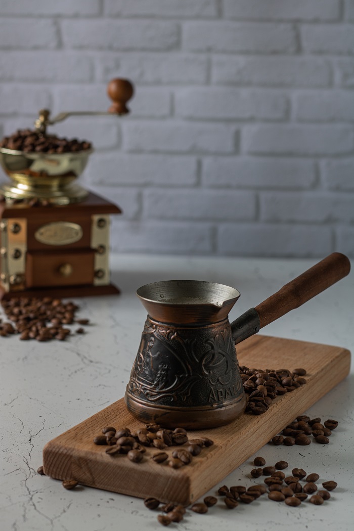 L'ibrik o cezve è un recipiente in ceramica o metallo, generalmente di forma conica o tronco-conica, con un manico e un beccuccio, utilizzato per preparare il caffè turco