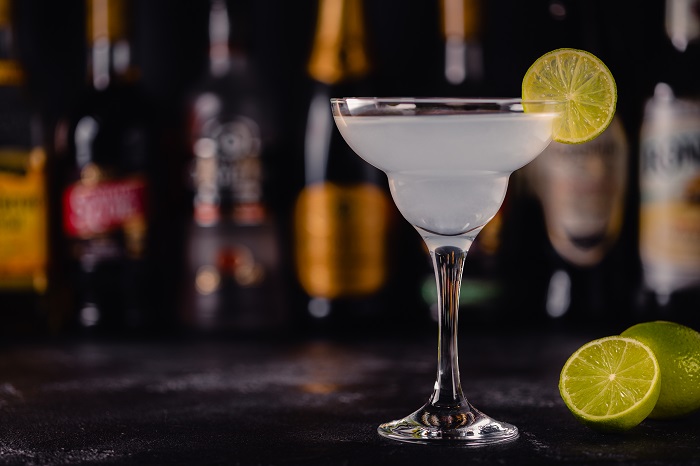 Il Daiquiri è un cocktail classico ideato a Cuba. È composto da rum, succo di lime, zucchero e ghiaccio. È semplice, ma è anche molto versatile poiché può essere personalizzato in vario modo
