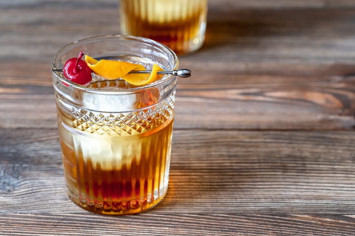 L'Old Fashioned è uno dei cocktail più classici e conosciuti al mondo; semplice ma elegante, combina il gusto del whiskey con la dolcezza dello zucchero, l'acidità del succo di limone e l'amaro del bitter