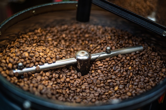 La torrefazione è il processo di riscaldamento dei chicchi di caffè crudo, noti anche come caffè verde fino a quando non raggiungono un colore e un aroma desiderati. È una parte fondamentale della produzione del caffè, poiché è responsabile della creazione del sapore e dell'aroma caratteristici del caffè
